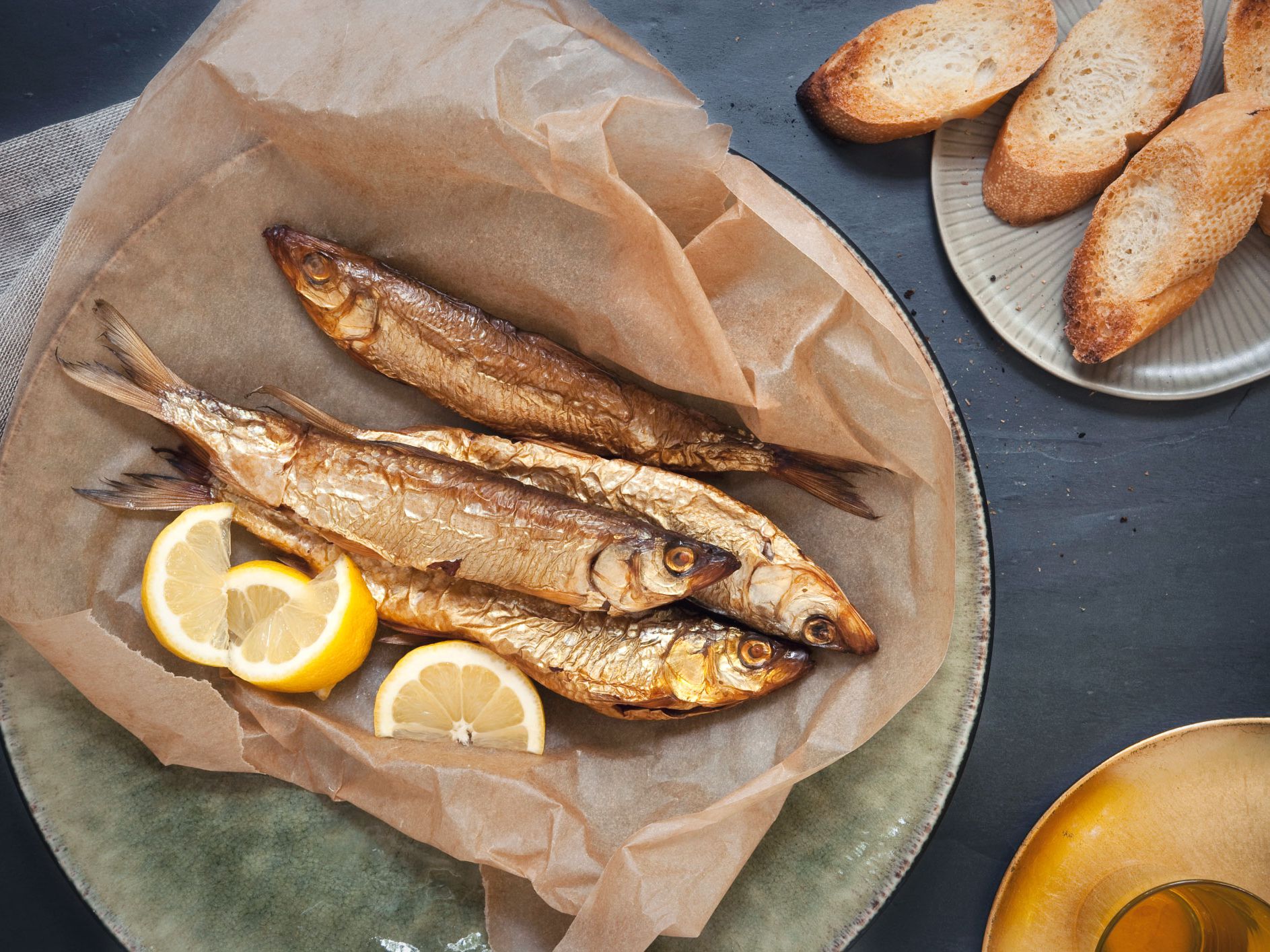 smoked herring with lemons and toast