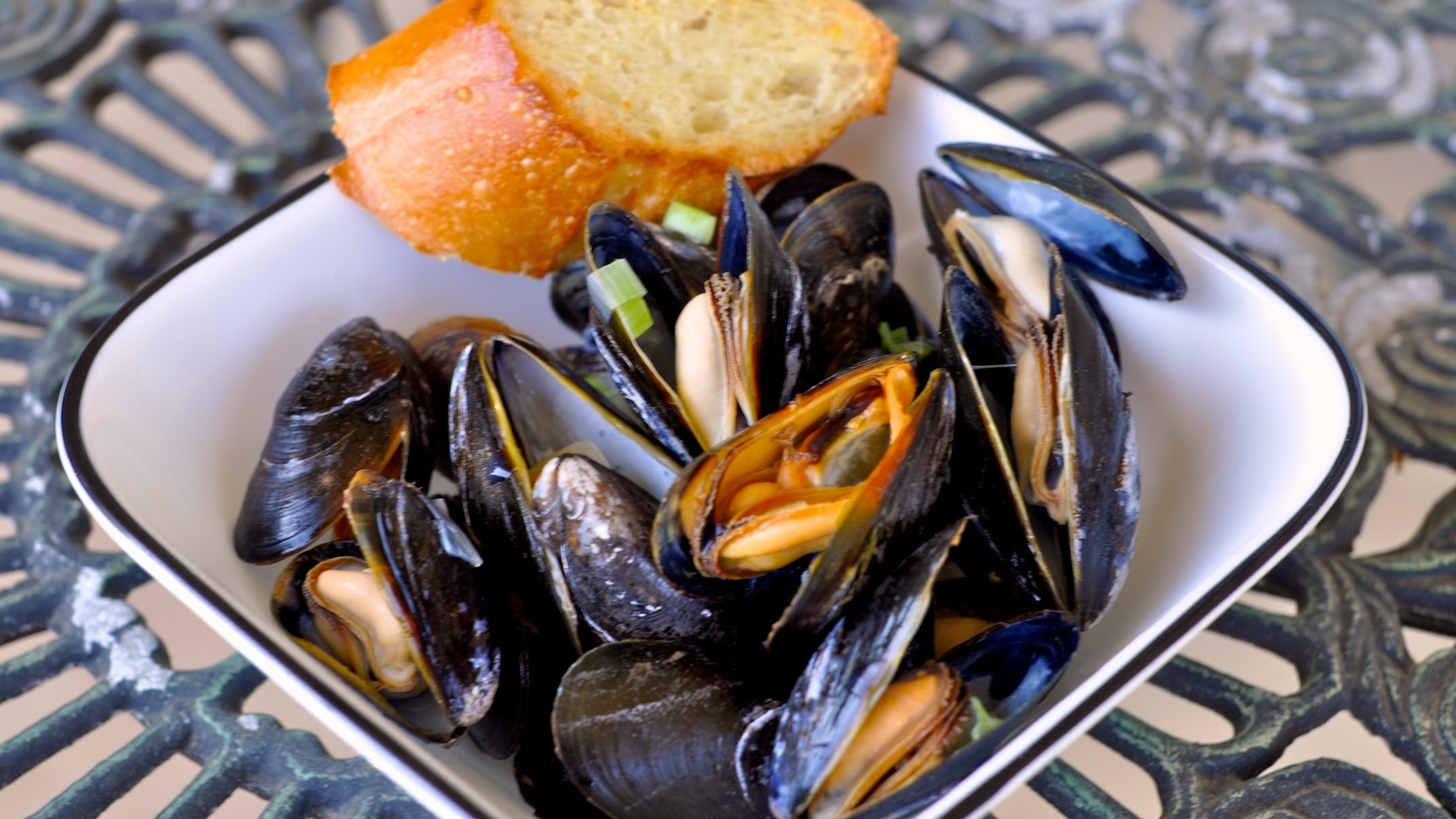 cooked mussels with bread