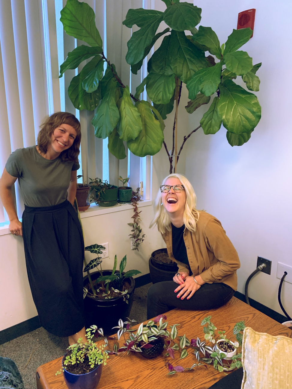 Former fellows Kelly Malinowski and Evyan Sloane decompress after a full day of fighting climate change and environmental injustices. Photo credit: Alexis Barrera.