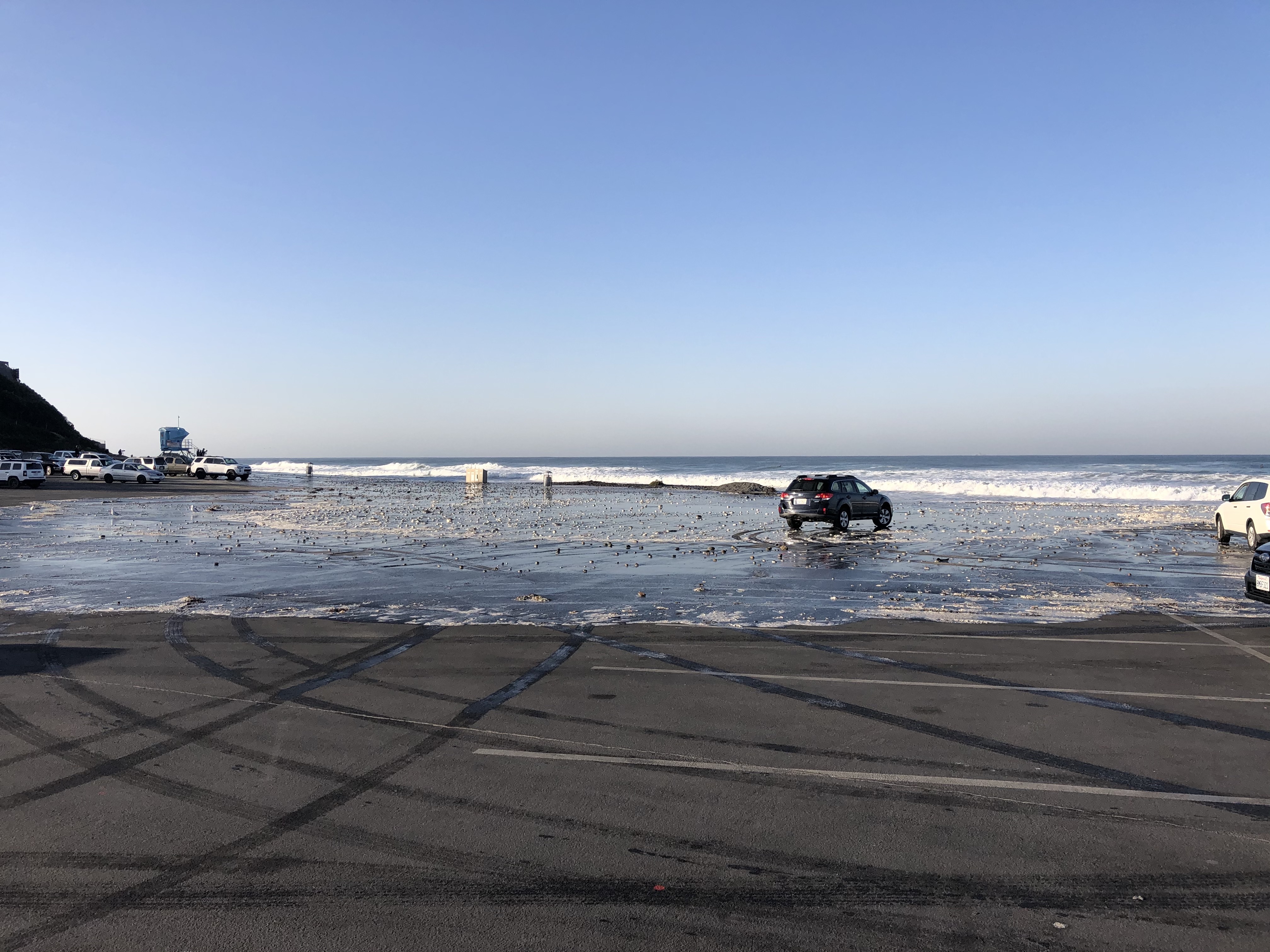 Estacionamiento completamente inundado. 